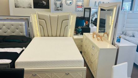 Bed, dresser, mirror, and nightstand. Beautiful set. $100 down payment. Ask for the total price.