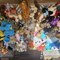 Huge Lot Of Stuffed Animals Great For Resale