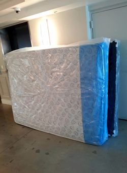 NEW QUEEN PILLOW TOP MATTRESS. Bed frame is not available. Take it home same day 👍