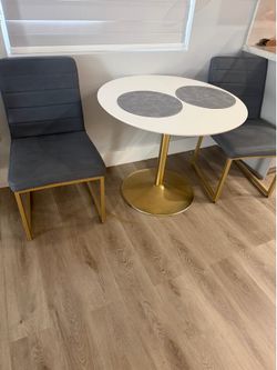 Table set with 2 chairs