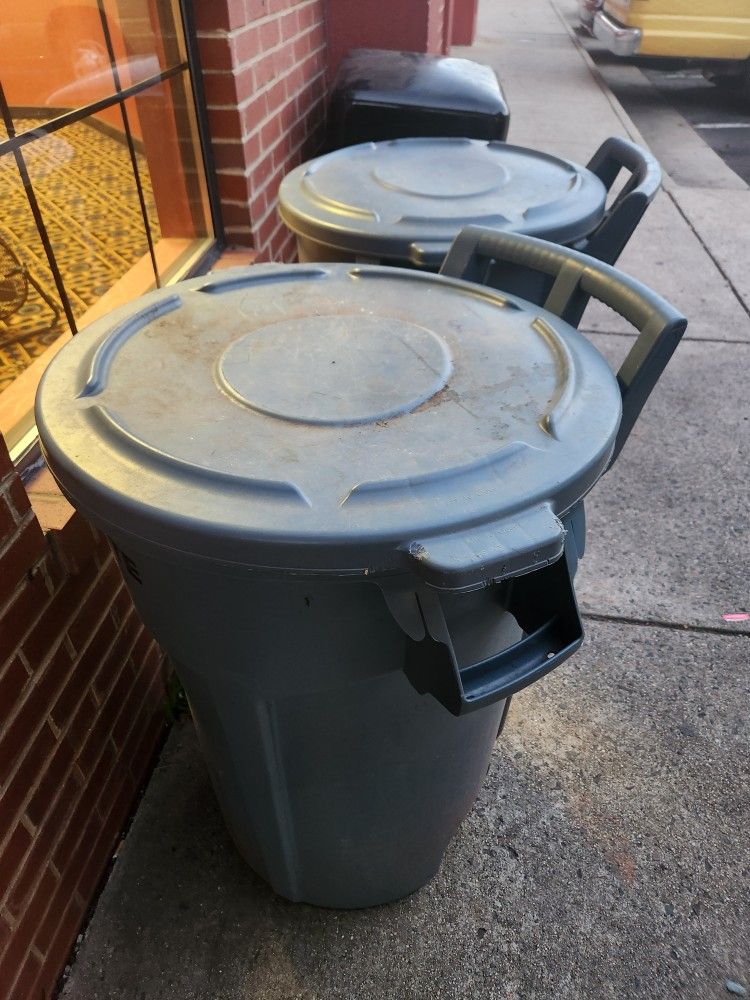 2 Trash Cans