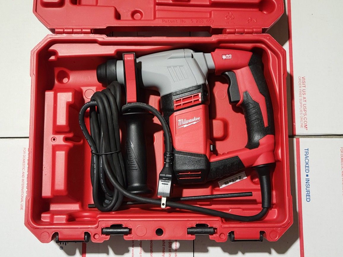Milwaukee

5.5 Amp 5/8 in. Corded SDS-plus Concrete/Masonry Rotary Hammer Drill Kit with Case

