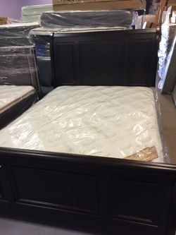 Queen bed with a mattress set $550