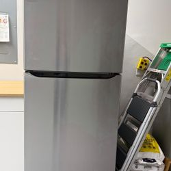 Refrigerator with Freezer