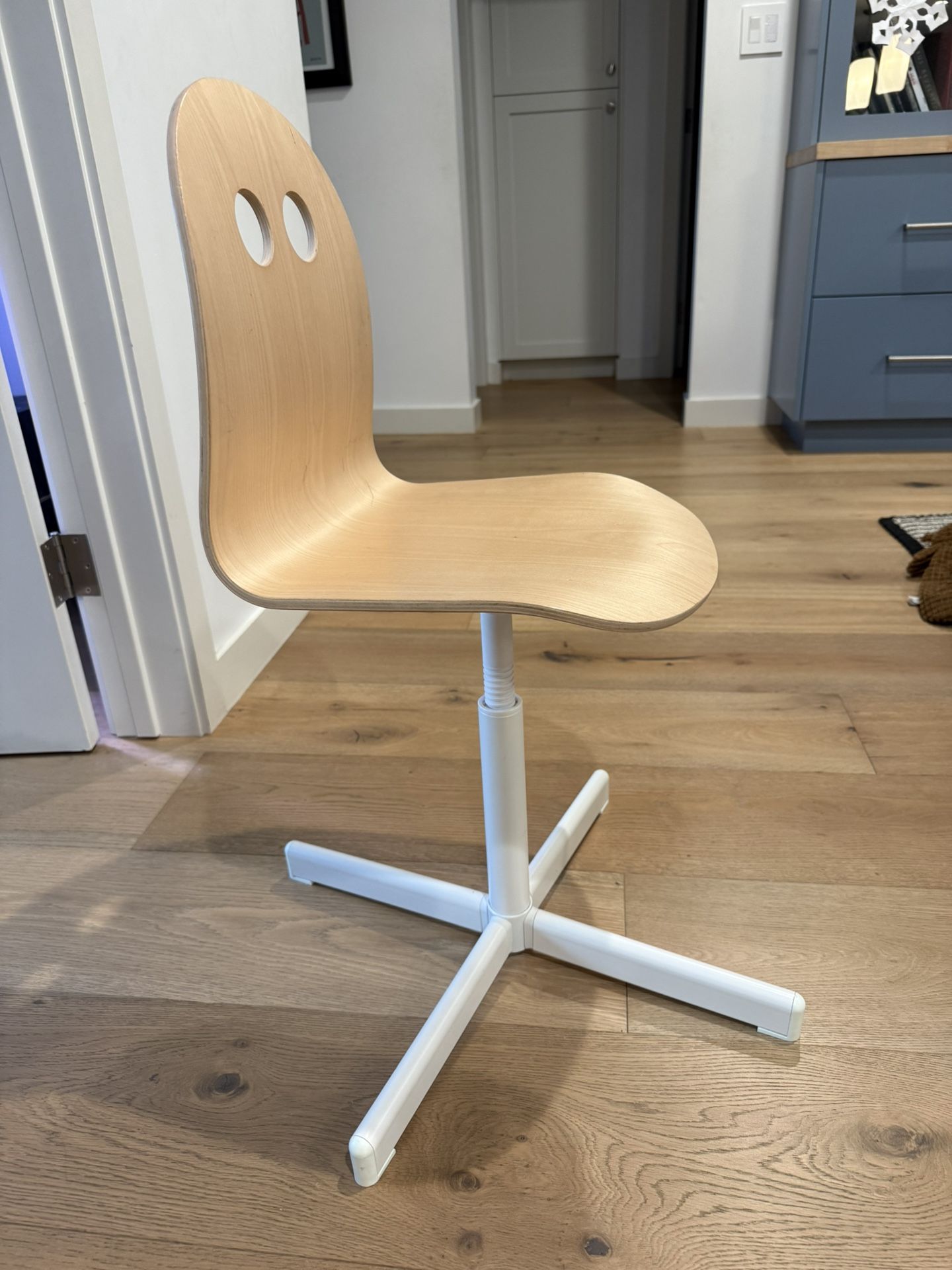*FREE* Child Size Desk Chair