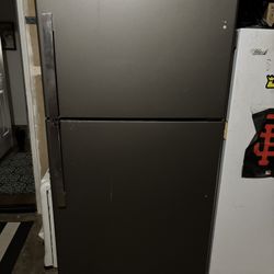 Like New Whirlpool Top Freezer Refrigerator 