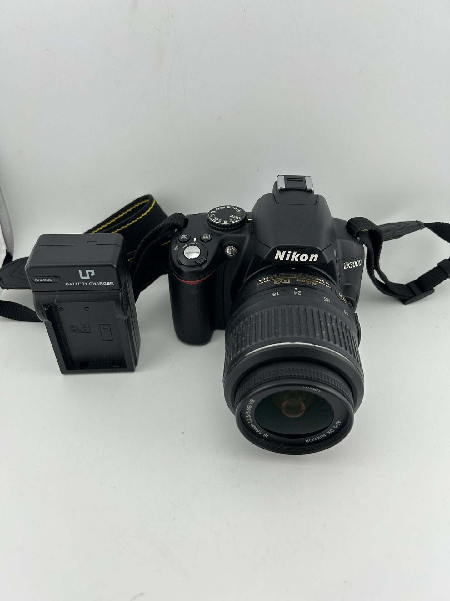 Nikon D3000 Digital DSLR Camera w/ DX AF-S Nikkor 18-55mm f/3.5-5.6Lens/Battery