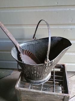 Vintage ash bucket with original shovel