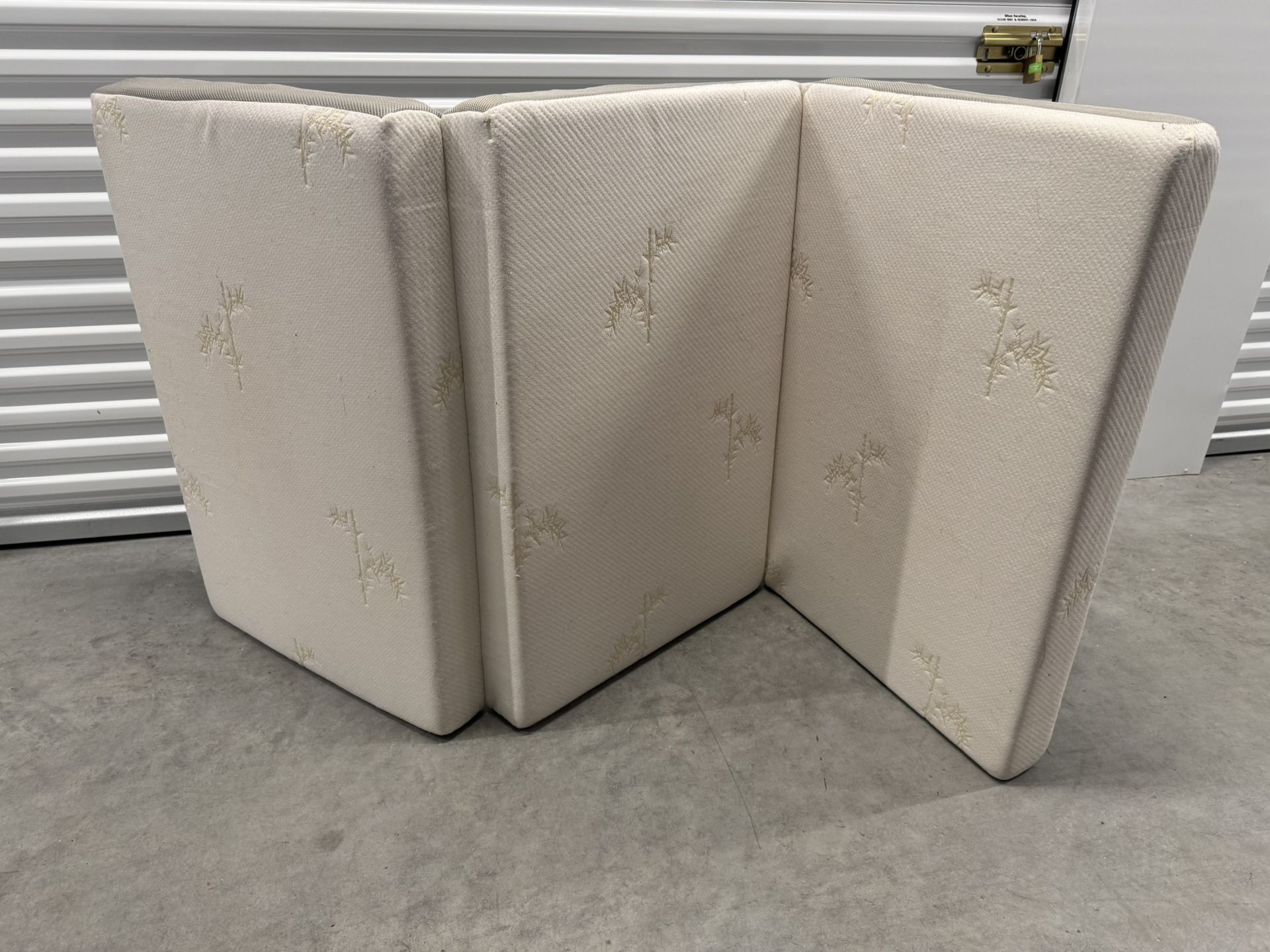 Tri-Folding Portable Memory Foam Mattress – With Carry Case – Excellent Condition