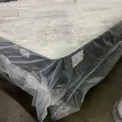 14 inch thick queen mattress new in the plastic