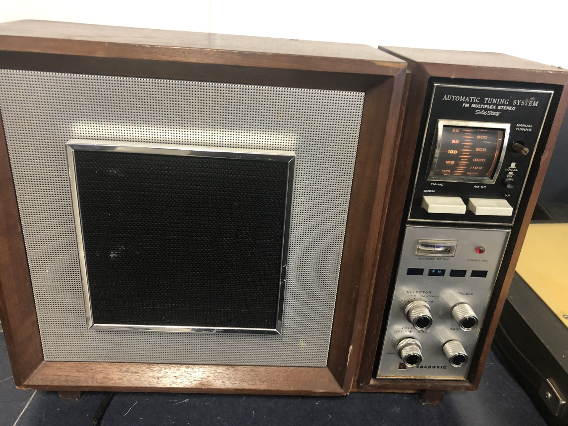 Panasonic RE-787 Fm/AM Wood Radio with Motorized Tuner