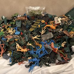 HUGE Collection of army men and a few cowboys and dinos
