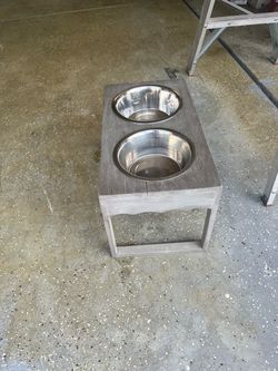 Pet feeding station