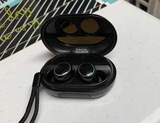 Wireless earbuds. Bluetooth 5.0
