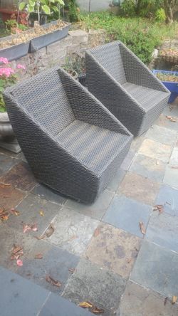 Heyfield Swivel Chair Set

