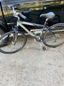 bicicleta híbrida Trek Multitrack 7200 de color plateado y negro.