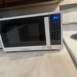 Insignia  Microwave In Great Condition