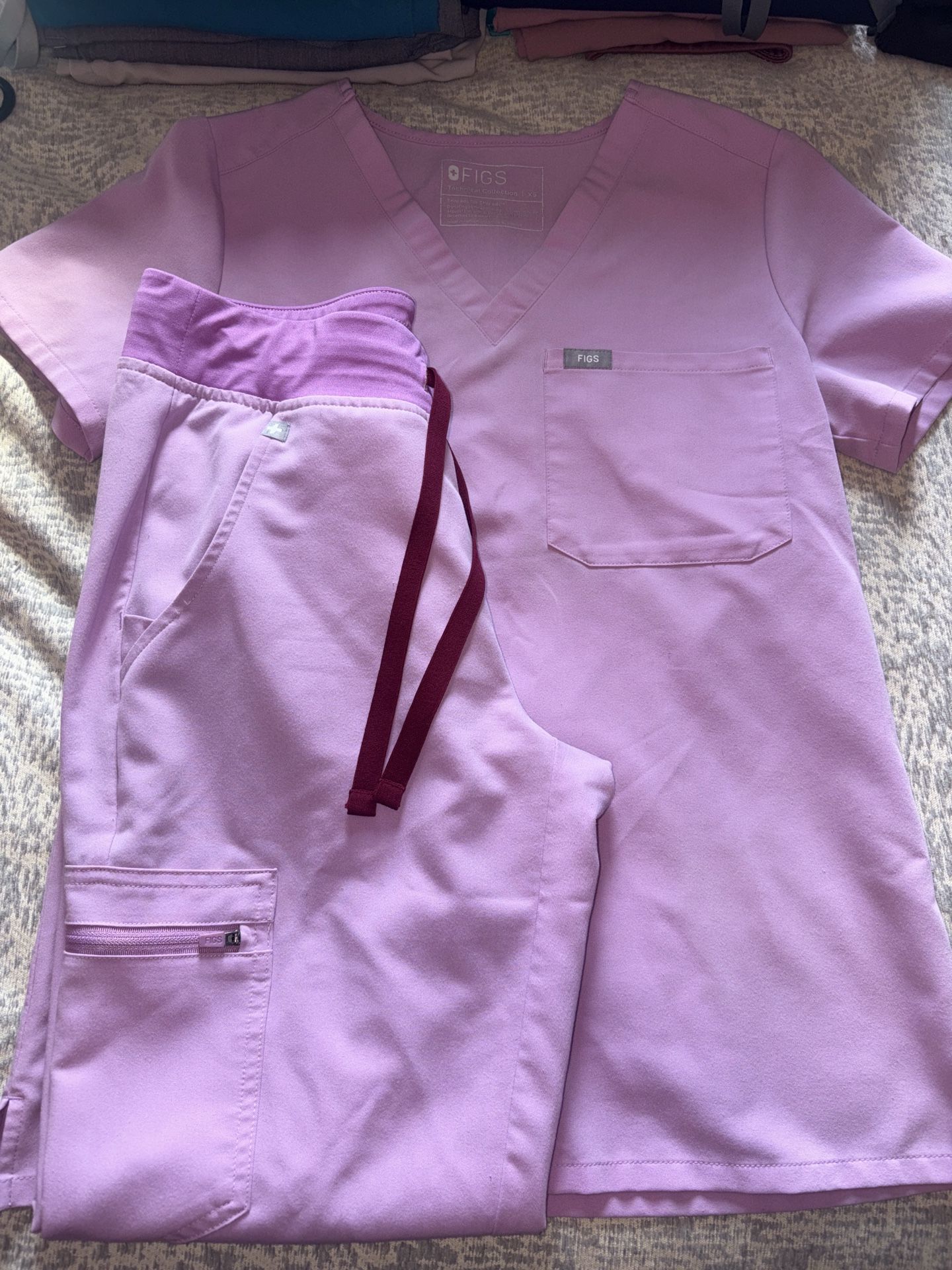 FIGS Scrub Set – Light Pink – XS Top + XS Jogger Pants