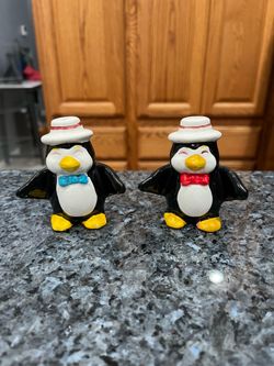Vintage Ceramic Adorable Penguin Pair of Salt & Pepper Shakers.  Size approximately 3 inches tall. One cork and one plastic stopper.  Preowned.  See p