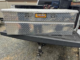 Dee Zee utility chest