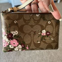 Coach Corner Zip Wristlet Signature 