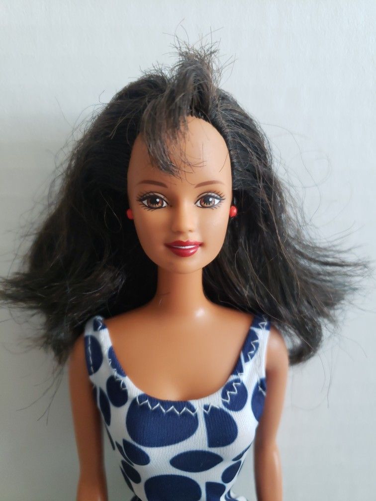 Vintage Barbie Teresa Fashion Doll Brown Eyes and Hair 1990's. A8