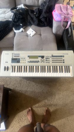 Used Yamaha MO6 61 Key Keyboard Workstation