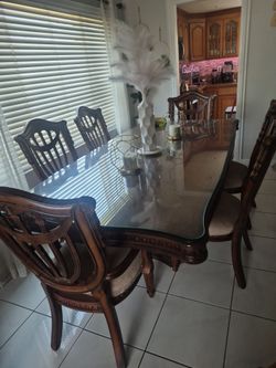 Comedor de madera con vidrio protector 6 sillas