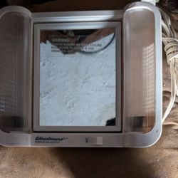 Windmere Mirror Go Lightly For Makeup. Lighted, Swivel, Glare Free, Regular To Triple Magnification, Electric. 9x7.5  From The 70's I Think. No Box.