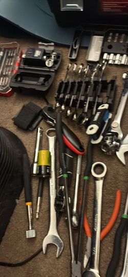 Tools mixed wrenches sockets ext with rolls box