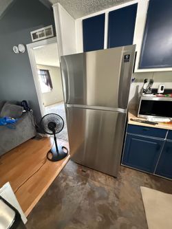 Samsung Refrigerator with Ice Maker