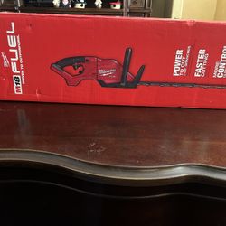 Milwaukee M18 Fuel 24” Hedge Trimmer 