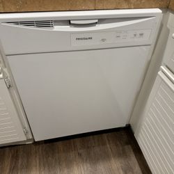 FRIGIDAIRE Dishwasher White