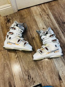 NORDICA SKI BOOTS SIZE 25.0-25.5