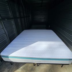 Like new Helix Sunset King Hybrid Mattress