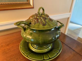 Vintage Soup Tureen, Platter, Ladle by N.S. Gustin Co. Great Condition made in USA