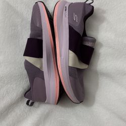 Woman’s Skechers Ultra Flight Size 8.5