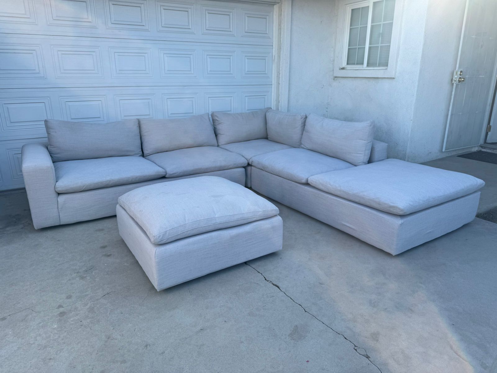 Living Spaces Light Grey Sectional / Seccional Gris