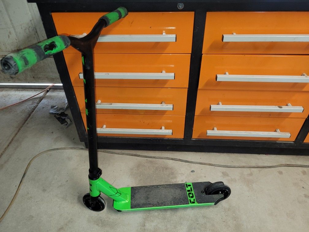 Blunt Envy
Colt S3 Pro Scooter Green