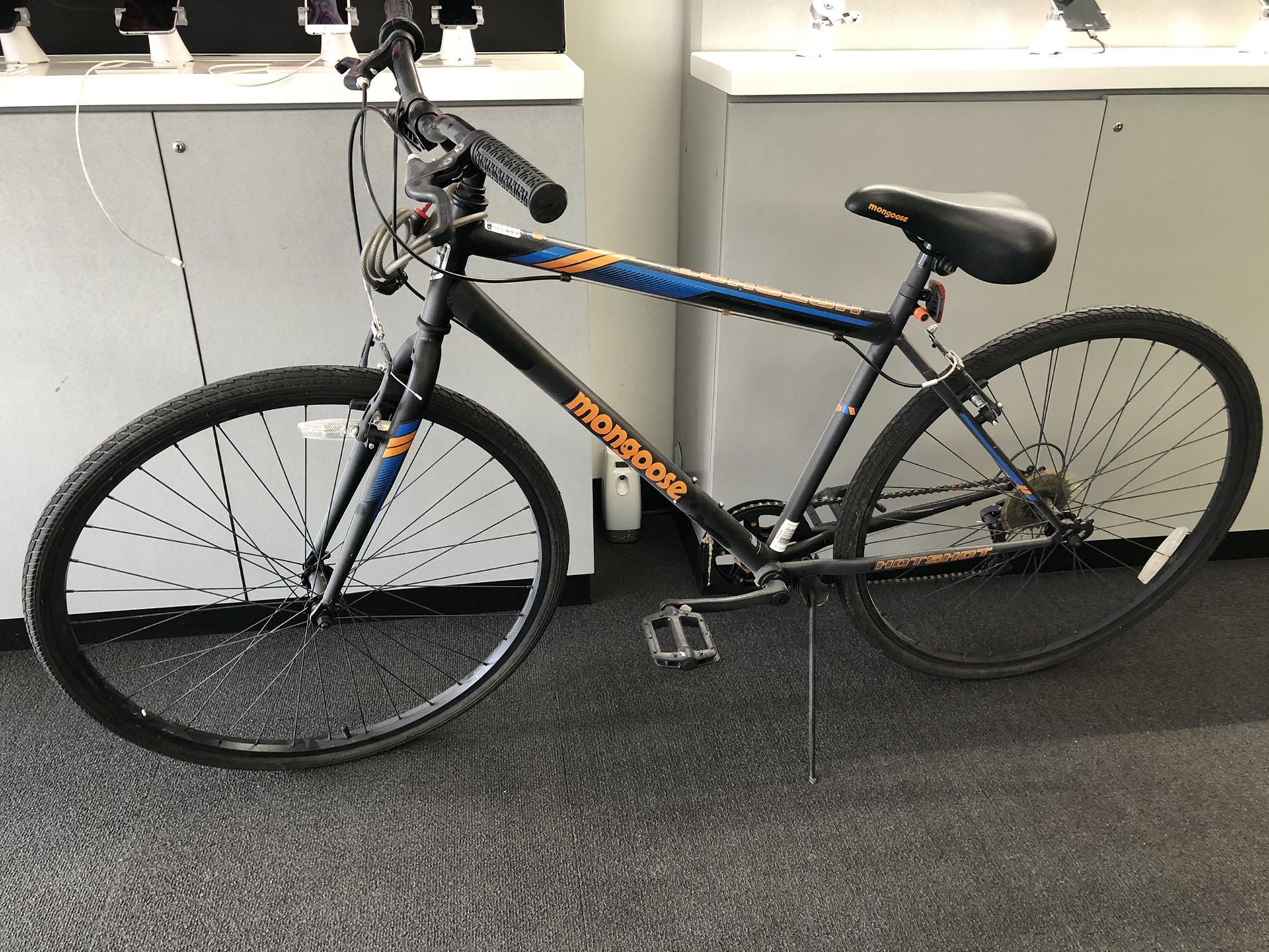 mongoose hotshot 700c tire size