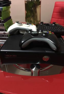 XBOX 360 funciona perfecto tiene 3 controles un teclado 14 juegos y el Kinect