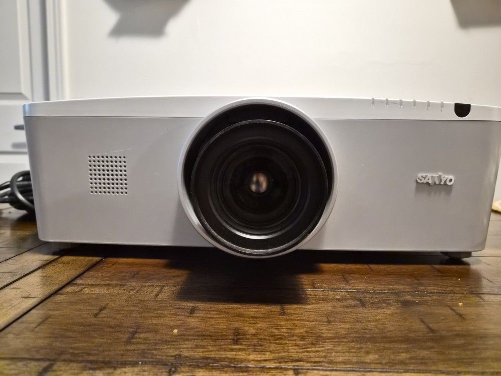 Sanyo Movie Projector PLC XM150 OBO