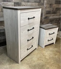 Spectacular NEW Unused Gerridan Modern Dresser Set by Ashley