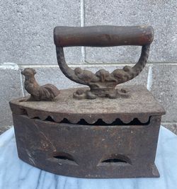 1800s Cast Iron Clothes Iron With Rooster Finial Latch