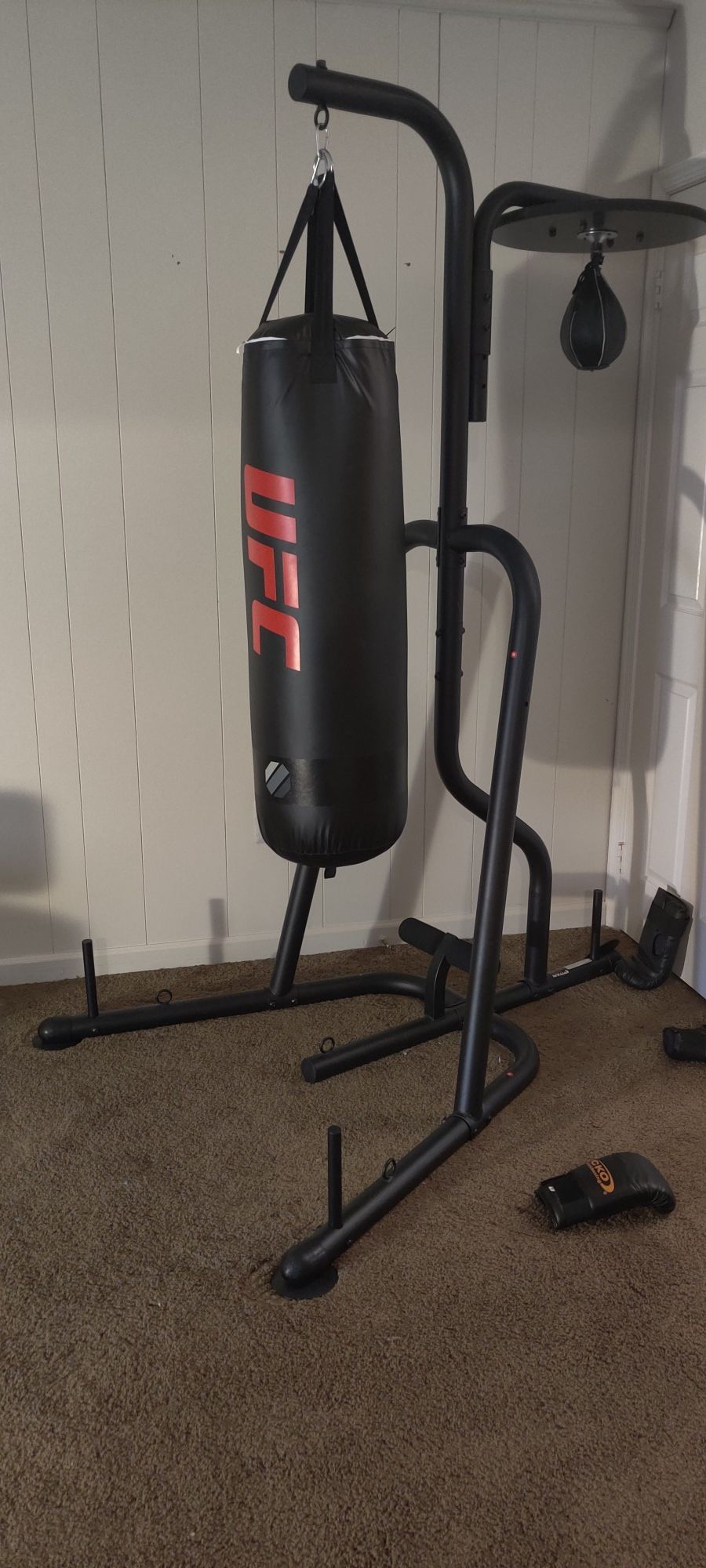 UFC 100LB punching bag w/stand and speedbag