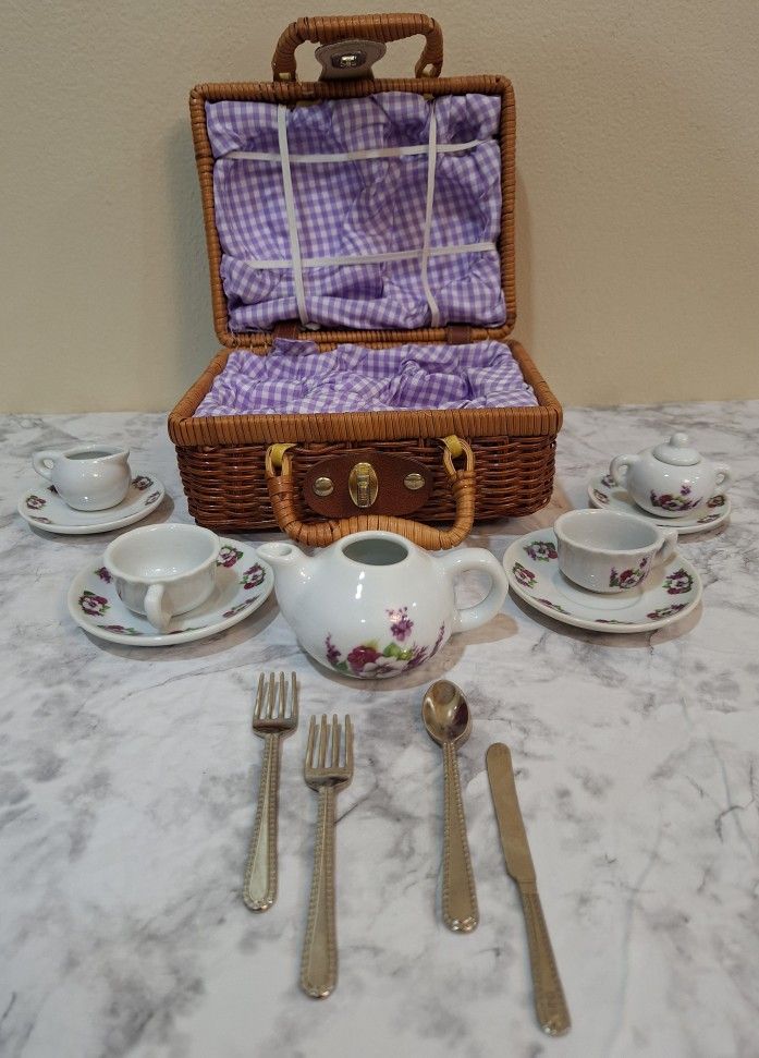 VINTAGE CHILDREN'S TEA SET IN WICKER PICNIC BASKET