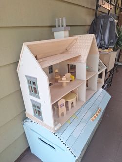 36x28x12  plan toys doll house Xander accesory
