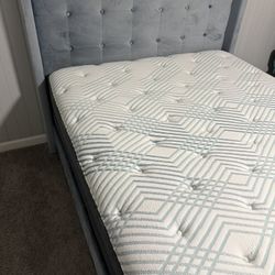 Queen Size BeautyRest W/frame‼️ Moving out of state sale all prices negotiable ‼️