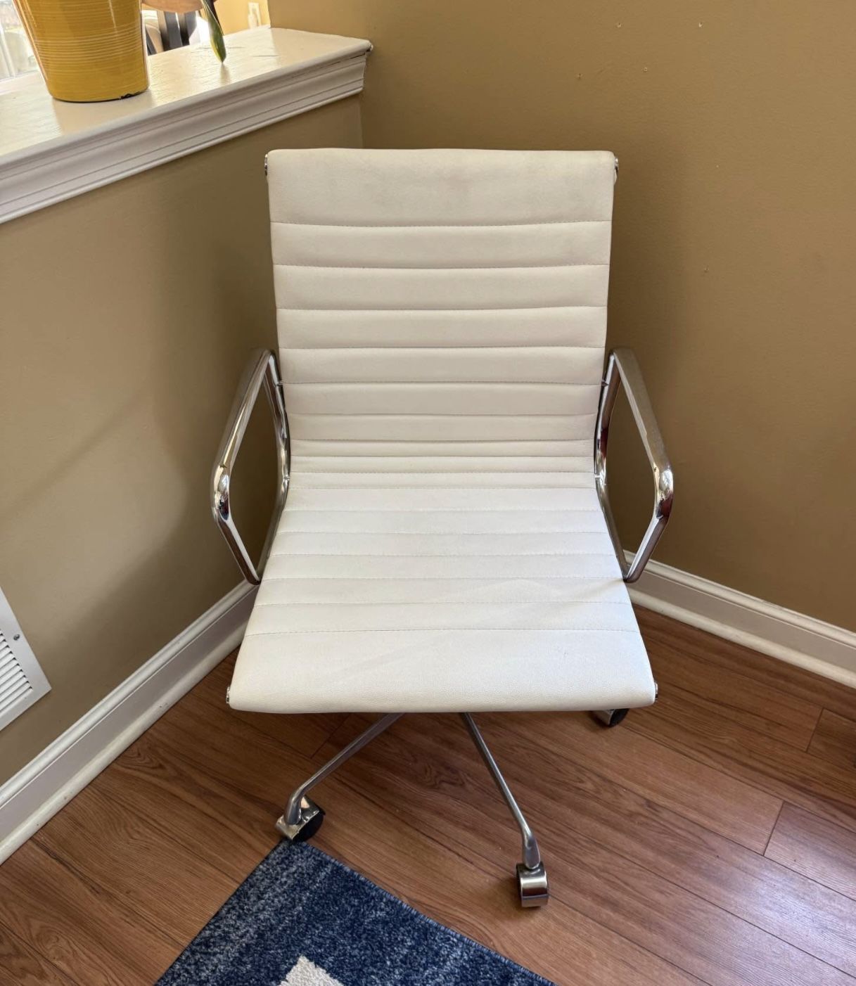 White leather & silver rolling office desk chair p/u Willow Grove PA