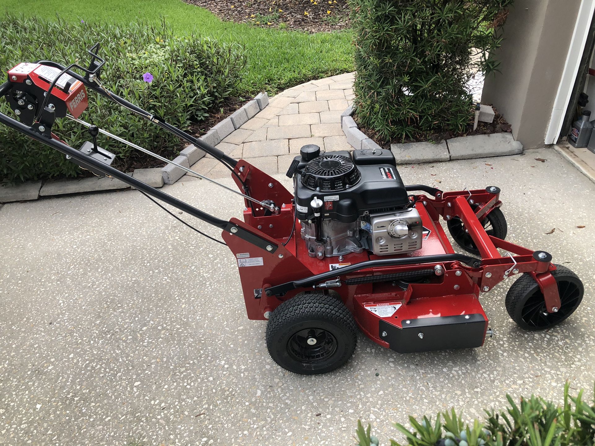 Ferris Fw15 2021 model walk behind mower 32”cut Has the extra cost pivoting front wheels.